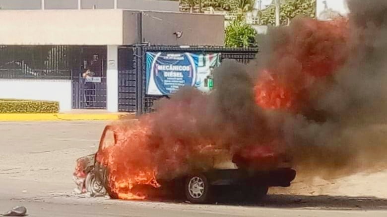 Se incendia taxi en Cayaco-Puerto Marqués de Acapulco