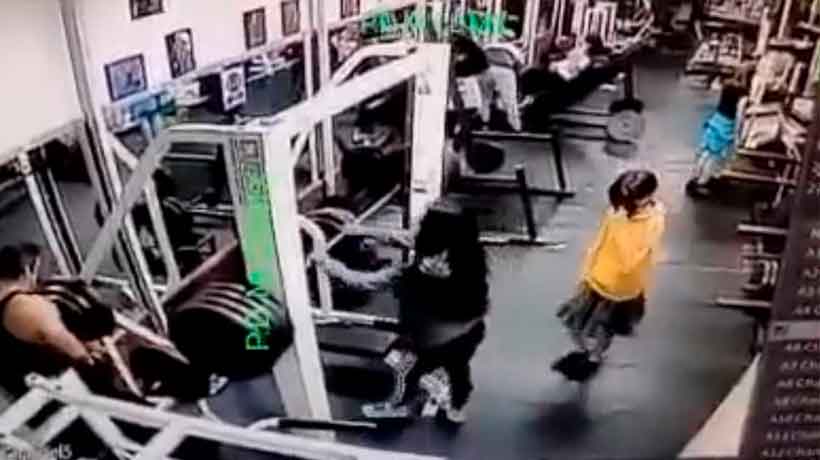 Imágenes fuertes; mujer pierde la vida tras caerle pesa en gimnasio de la Ciudad de México