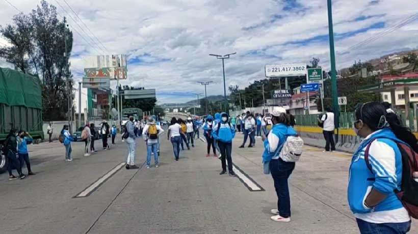 Bloquean normalistas la autopista del Sol en Chilpancingo