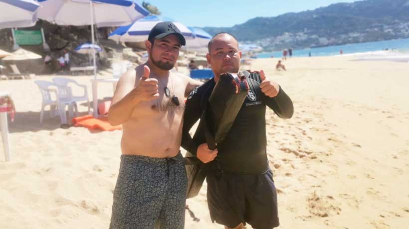 Rescatan a turistas arrastrados por oleaje en la Condesa de Acapulco