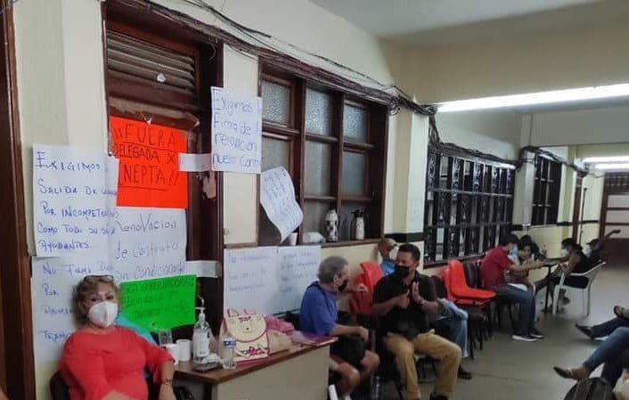 Cumplen administrativos de la SEG tres días de paro en Acapulco