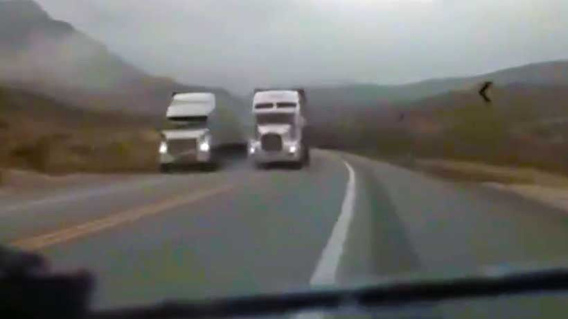 VIDEO: Aterrada mujer graba rebases de traileros en carretera Monterrey-Saltillo