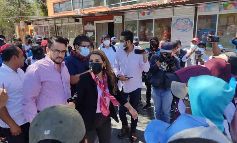 Marchan normalistas en Chilpancingo; Evelyn Salgado los atiende personalmente