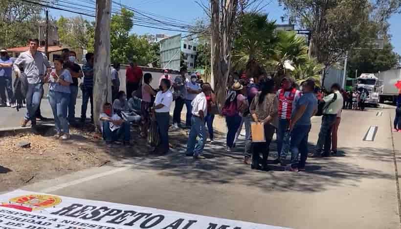 Bloquean sindicalizados del SUSPEG la Autopista del Sol en Chilpancingo