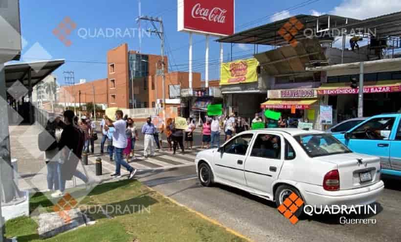 Con bloqueo en la avenida Cuauhtémoc, acapulqueños exigen obras públicas