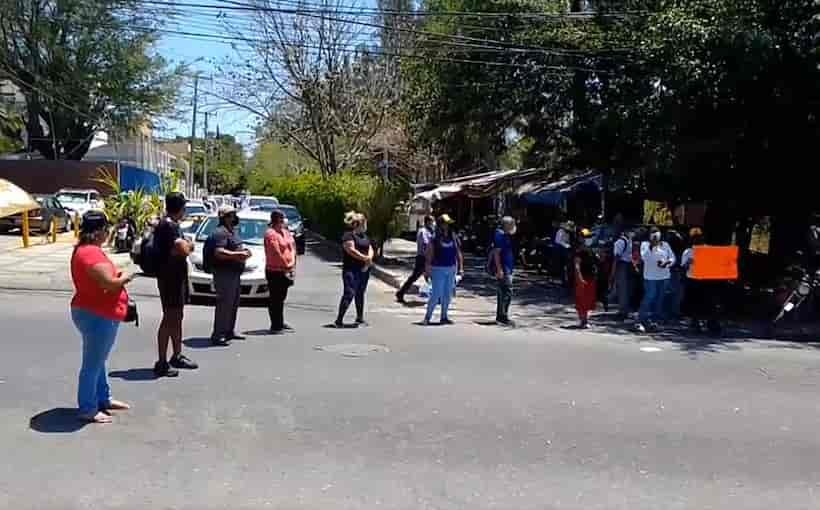 Bloquean pacientes renales la avenida Ruffo Figueroa en Chilpancingo