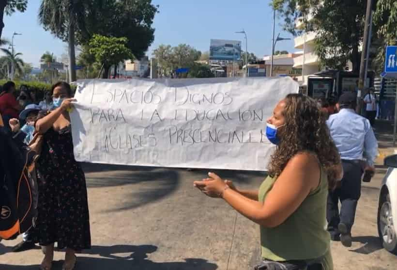 Bloqueo en Costera: Padres de familia piden rehabilitación de escuela primaria