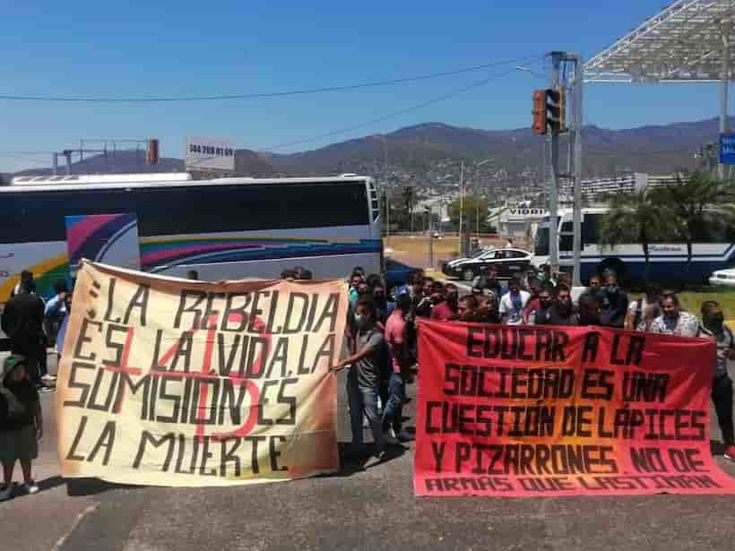 Bloquean normalistas de Ayotzinapa de Acapulco