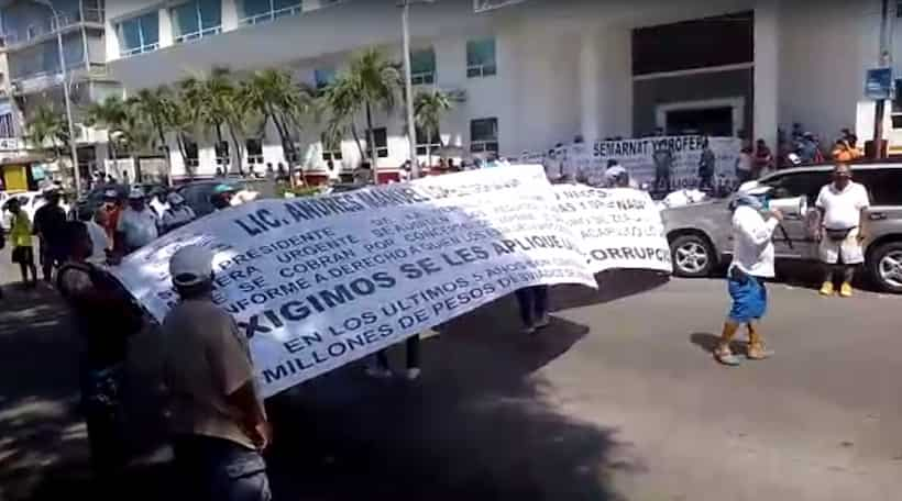 Bloquean prestadores de servicios turísticos la Costera de Acapulco