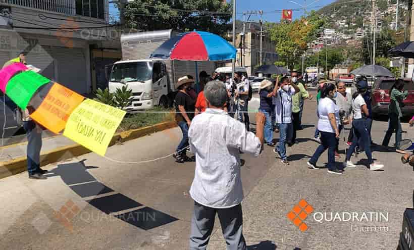 Bloquean trabajadores del Cobach 32 la avenida Ruiz Cortines de Acapulco