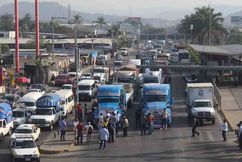 Bloquean transportistas el bulevar Vicente Guerrero de Acapulco