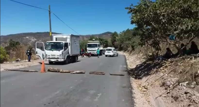 Bloquean tramo carretero en Chilapa; piden transparentar recursos