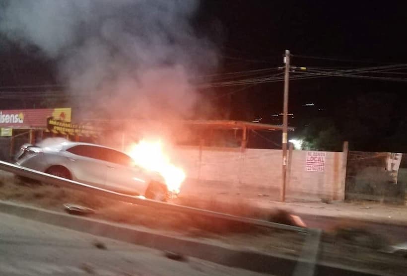 Choca contra un poste en Llano Largo y su auto se incendia