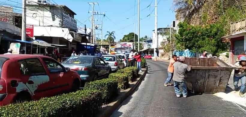 Cierran avenida Ruiz Cortines de Acapulco; demolerán casa en riesgo de colapso
