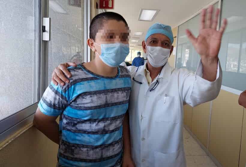 Dan de alta a Fernando, joven con prótesis craneal del IMSS Guerrero