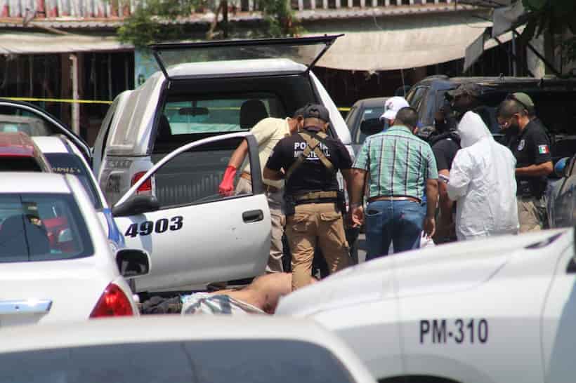 Hallan cuerpo dentro de un taxi en la colonia Progreso de Acapulco
