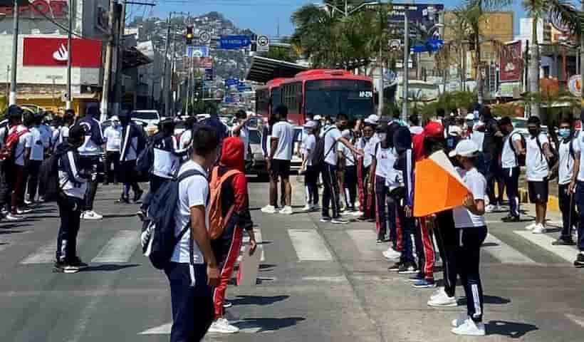 Marchan alumnos de la ESEF en la Costera de Acapulco