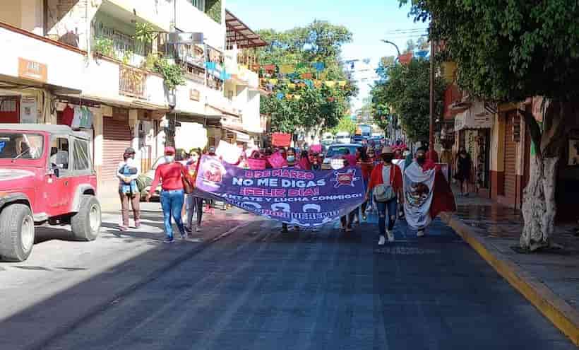 Con marcha, trabajadoras del Gobierno de Chilpancingo exigen alto al acoso laboral