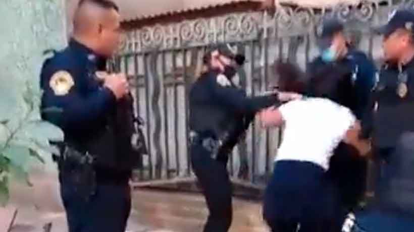 Policías de la CDMX jalonean a menores de edad en trifulca captada en video
