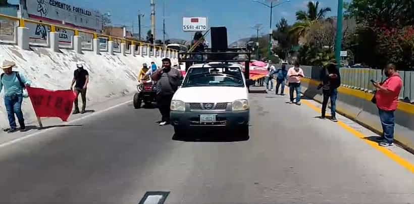 Bloquean maestros de la CETEG la Autopista del Sol en Chilpancingo