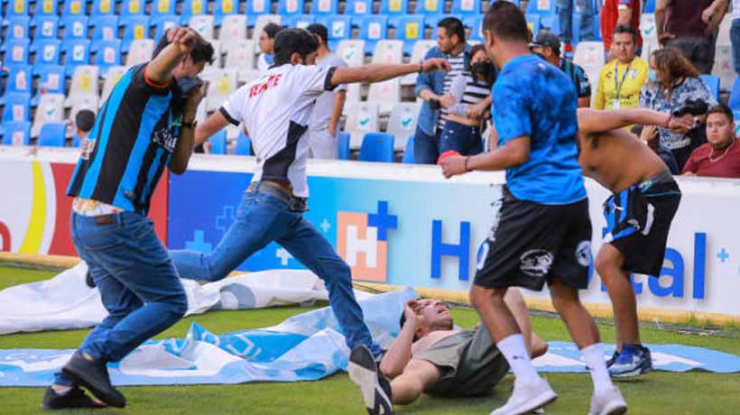 Detienen a tres policías y un elementos de Protección Civil por pelea en estadio de Querétaro