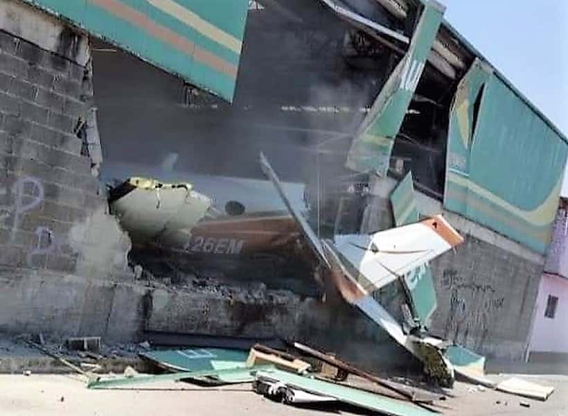 Se desploma avioneta en Morelos y se estrella contra supermercado
