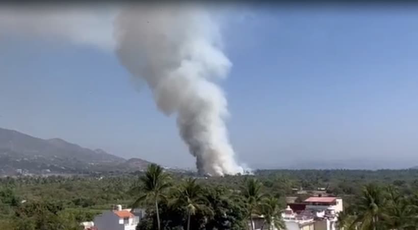 Controlan bomberos incendio en una huerta de Llano Largo