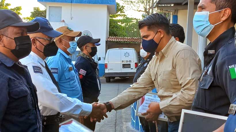 Reconocen a policías destacados de Acapulco