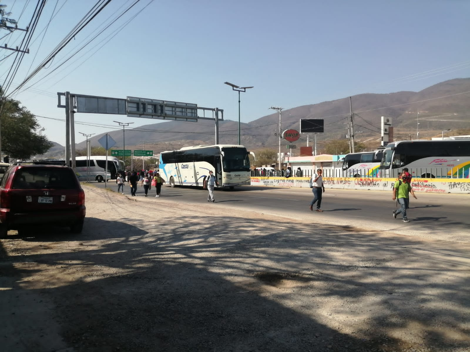 Bloquean normalistas la Autopista del Sol