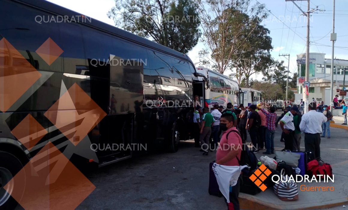 Normalistas de Ayotzinapa se apoderan de autobús