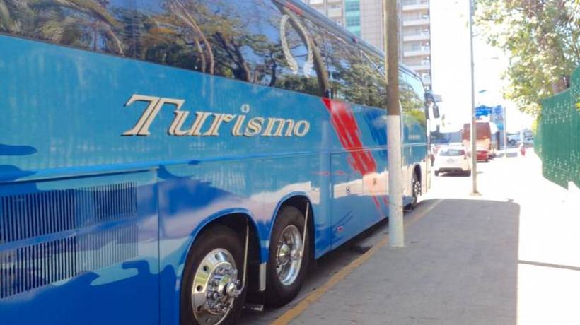 Insisten autobúses turísticos en estacionarse en la Costera de Acapulco