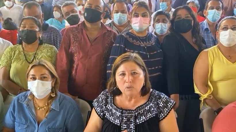 Llama Beatriz Vélez a la calma y acuerda trabajar con Aidé Ibarez