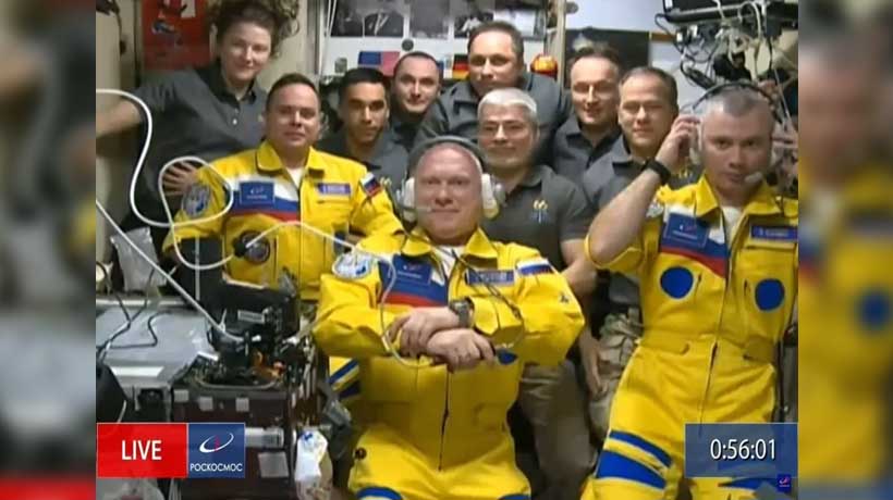 Cosmonautas rusos visten los colores de la bandera de Ucrania