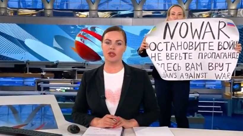 VIDEO: Esto le pasó por protestar contra la guerra en la TV oficial de Rusia