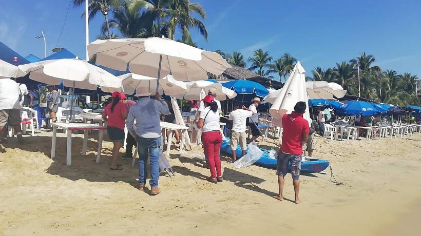 Hasta en 500 pesos renta de sombrillas en Acapulco
