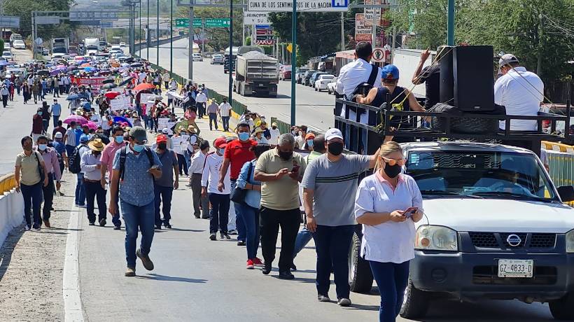 Marcha SUSPEG sobre autopista del Sol en Chilpancingo