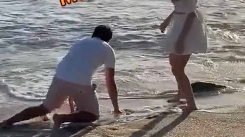 VIDEO: Pide matrimonio en la playa y pierde el anillo en el mar