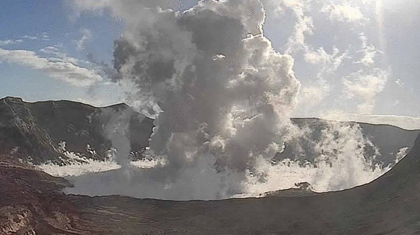 VIDEO: Evacuan a miles tras erupción de volcán Taal en Filipinas