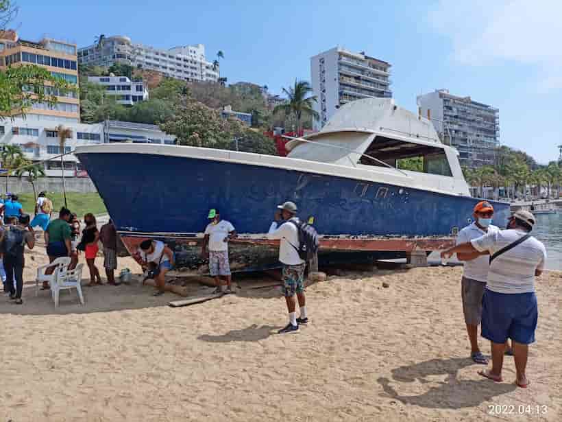 Consigue Félix Salgado retirar barco abandonado en Playa Manzanillo