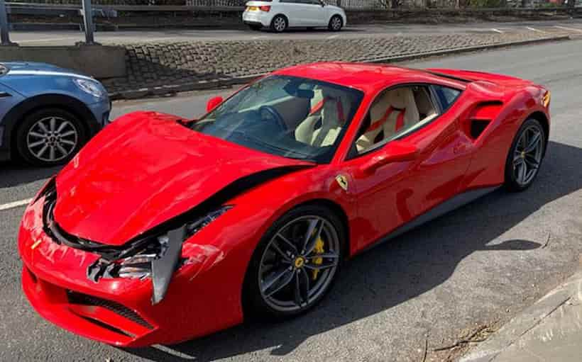Hombre choca su Ferrari minutos después de comprarlo