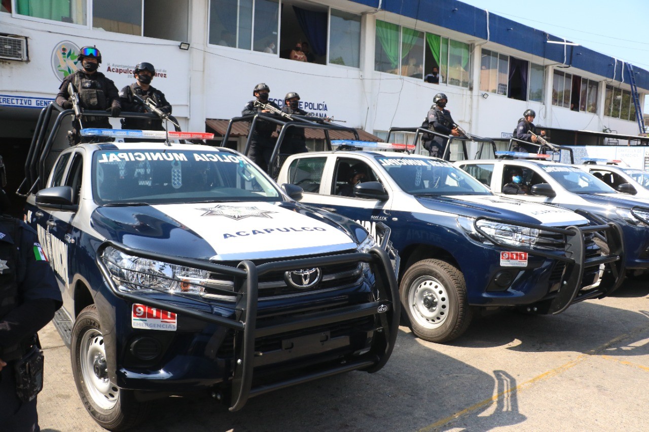 Entrega Abelina López patrullas y uniformes a policías de Acapulco