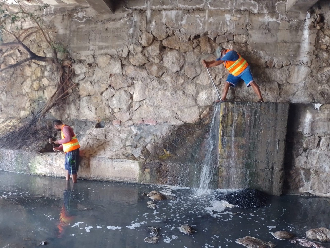 Repara CAPAMA fuga sobre el Río del Camarón en Acapulco