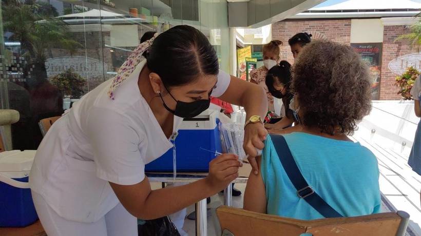 Vacuna IMSS rezagos y refuerzos Covid-19 en tiendas y terminales de Acapulco