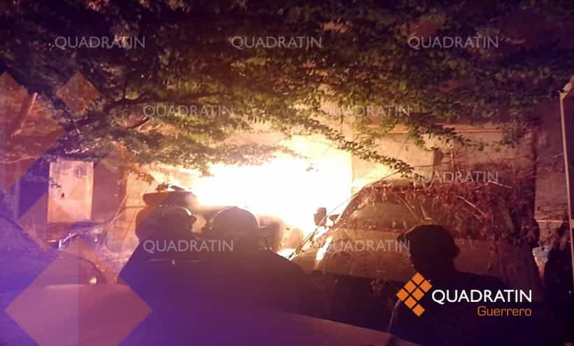 Incendian 3 vehículos en corralón de Acapulco