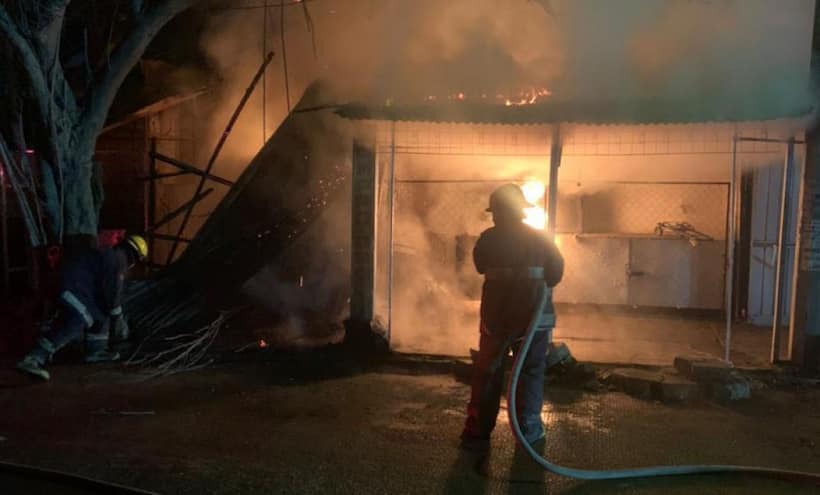 Incendio consume 2 puestos semiijos en Acapulco