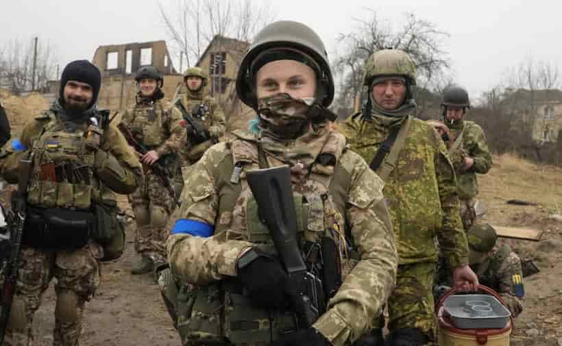 Intercambian Rusia y Ucrania militares capturados en la guerra