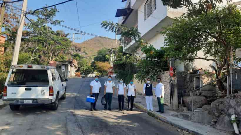 IMSS Guerrero lleva vacunas anticovid casa por casa en Acapulco
