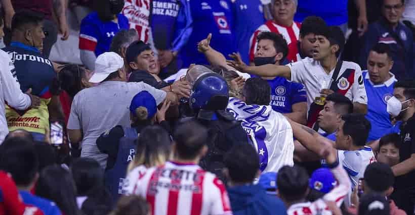 Cruz Azul vs Chivas: Detienen a 3 por bronca