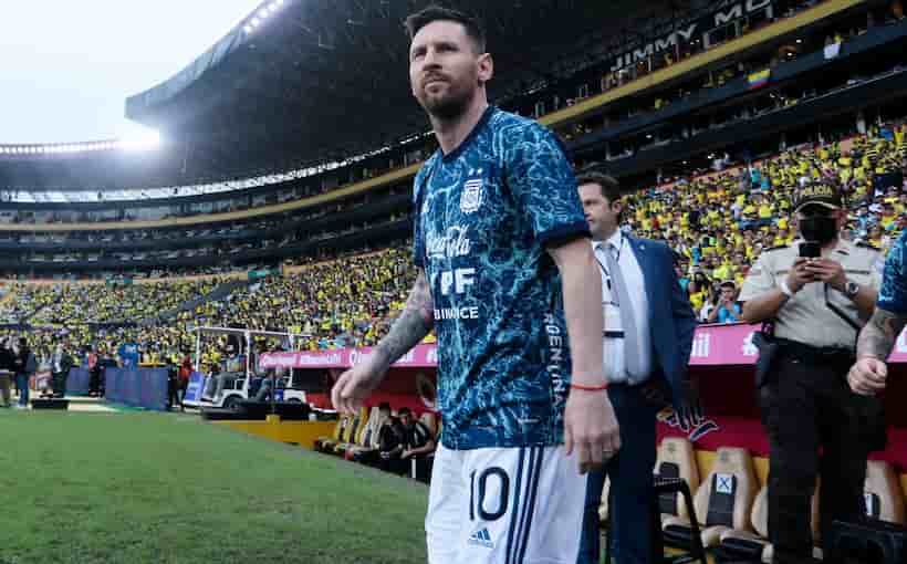 Presume Messi su nuevo tatuaje; el balón oficial de Qatar 2022