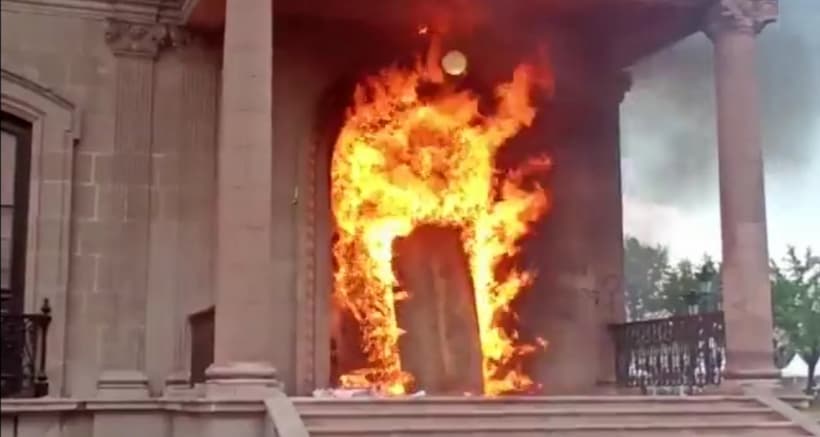 Incendian puerta del palacio de gobierno de Nuevo León